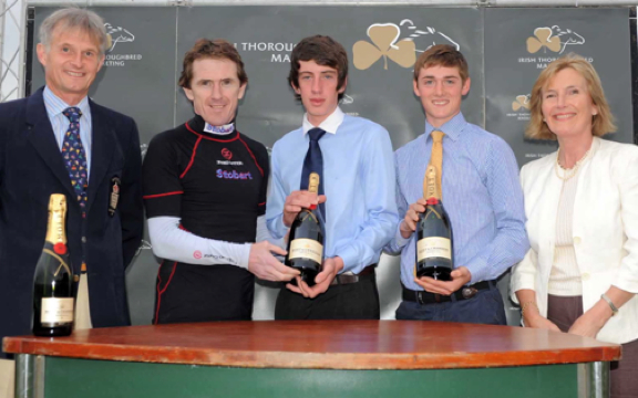 str334-4101-amateur-jockeys-presentation-01-06-12.jpg